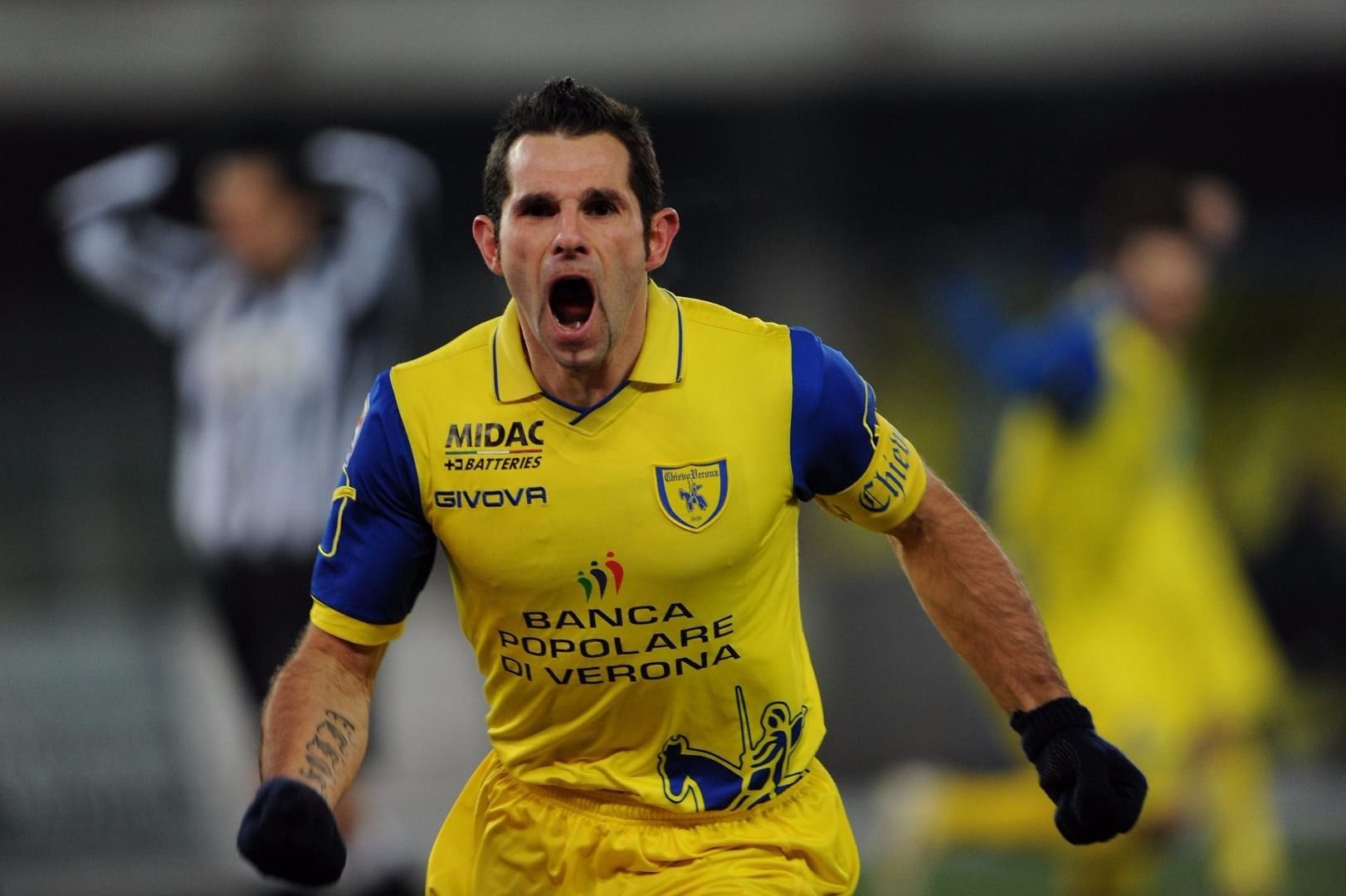 1. Sergio Pellissier (Chievo - 18 năm 10 tháng). Pellissier đã không kìm được những giọt nước mắt khi vào sân thay Pawel Jaroszyski ở màn đọ sức Inter Milan, trước những tràng pháo tay không ngớt từ khán đài. Anh sẽ giải nghệ vào cuối mùa ở tuổi 40.
