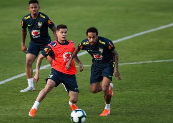 Bị xâu kim, Neymar kéo ngã Weverton trong buổi tập Brazil - Bóng Đá