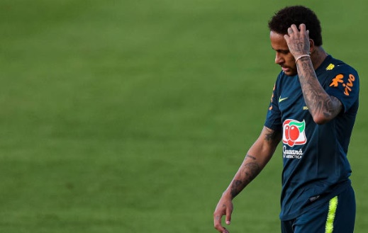Bị xâu kim, Neymar kéo ngã Weverton trong buổi tập Brazil - Bóng Đá