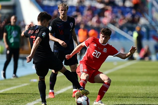 Phút 59, các học trò của Giggs có cơ hội thuận lợi. Đáng tiếc thủ quân Gareth Bale lại chọn giải pháp sút ở tư thế khó và bị hóa giải, thay vì chuyền sang vị trí trống trải của James.