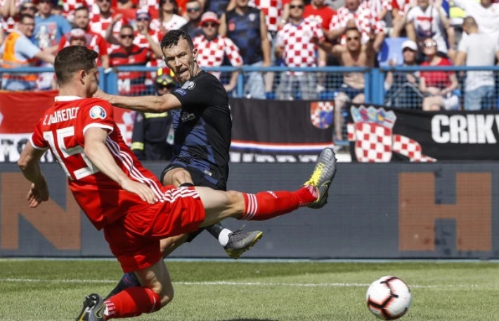Croatia là đội chiếm thế chủ động ngay sau hồi còi khai cuộc. Phút 17, xuất phát từ đường phát động ấn tượng từ giữa sân của đội trưởng Luka Modric, Ivan Perisic thoát xuống bên hành lang trái. Trụ cột Inter Milan dốc bóng rồi căng ngang vào trong cho Andrej Kramaric. Trong nỗ lực lùi về ngăn cản, trung vệ James Lawrence đã vô tình phản lưới nhà khiến Xứ Wales bị dẫn trước.
