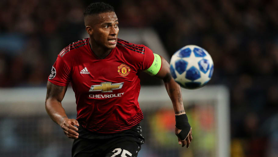 8. Antonio Valencia (Man United). Thủ quân United đánh mất phong độ ngay từ giai đoạn chuẩn bị trước thềm chiến dịch 2018/19. BLĐ Quỷ Đỏ không kích hoạt điều khoản tự gia hạn thêm 1 năm trong hợp đồng cũ của anh.