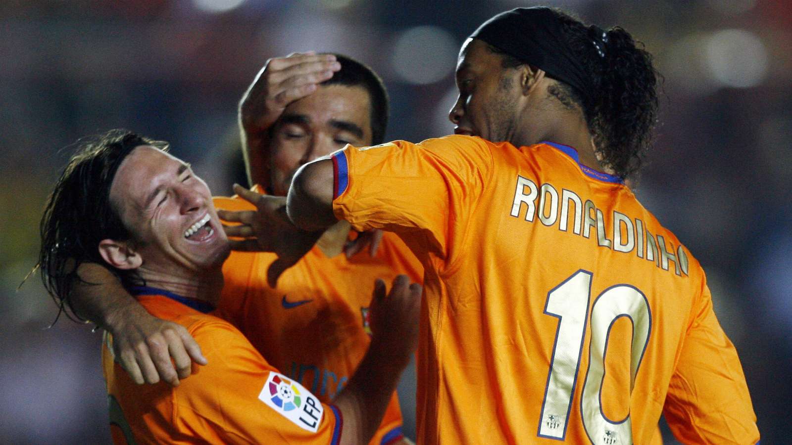 Ronaldinho và Deco bất ngờ rời Barca hồi năm 2008.