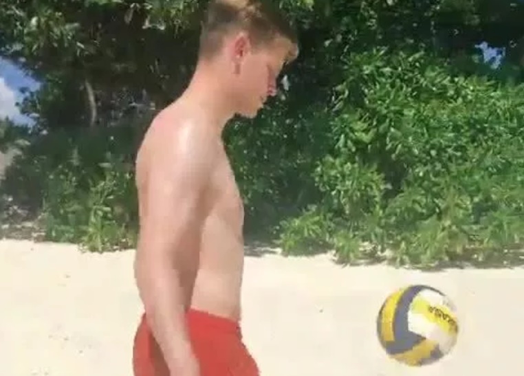 Frenkie De Jong’s stunning Wag Mikky Kiemeney posts 20-minute long holiday video montage - Bóng Đá