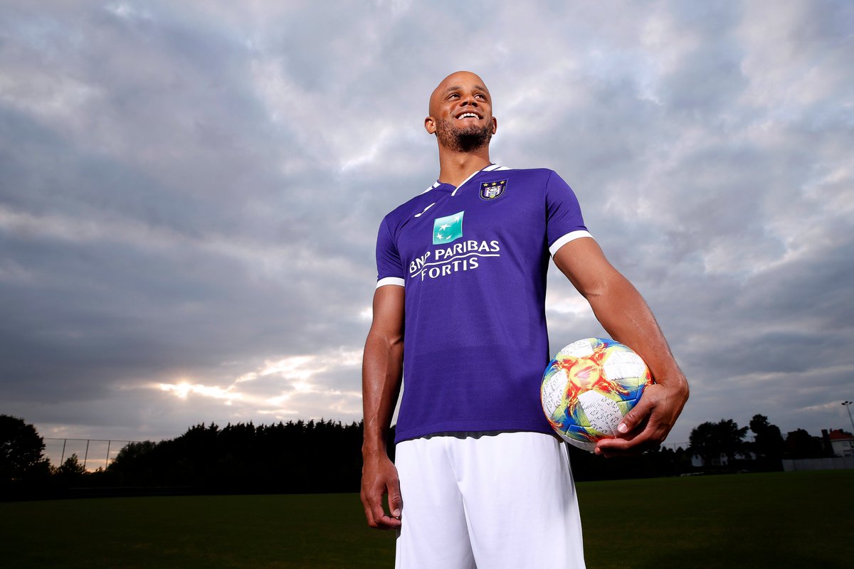1. Vincent Kompany. Sau khi cùng Manchester City tạo dựng lịch sử với 4 chức vô địch Premier League, trung vệ kỳ cựu đã quyết định trở lại mái nhà xưa thi đấu cách đây 2 tháng.