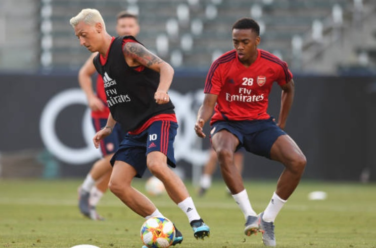  Ozil dyed hair after losing bet to Lacazette as Aubameyang compares him to Rapinoe  - Bóng Đá