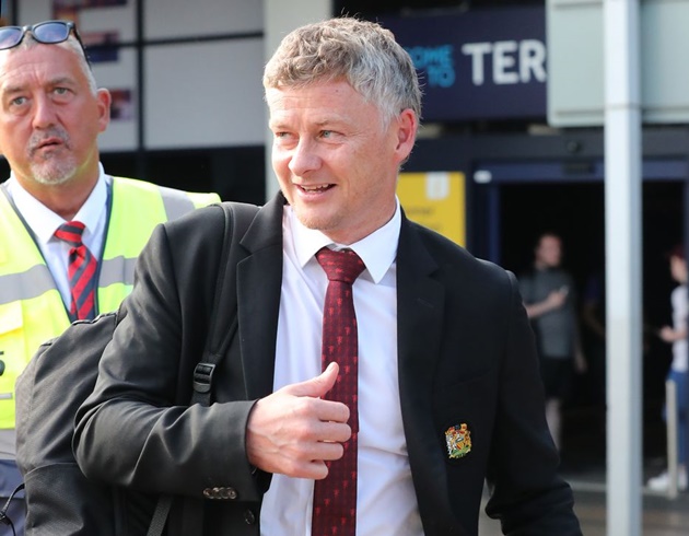 Cách đây ít phút, các thành viên Manchester United đã đáp xuống sân bay Manchester sau chuyến bay dài từ Thượng Hải. HLV Ole Gunnar Solskjaer không giấu được vẻ hài lòng khi Quỷ Đỏ khép lại tour du đấu qua 3 quốc gia bằng thành tích toàn thắng trước các đối thủ Perth Glory, Leeds United, Inter Milan và mới nhất là Tottenham Hotspur.