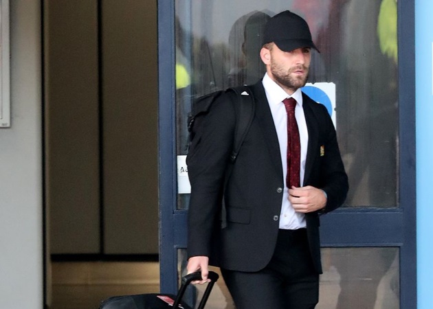 Hậu vệ Luke Shaw cũng không kém phần lịch lãm.