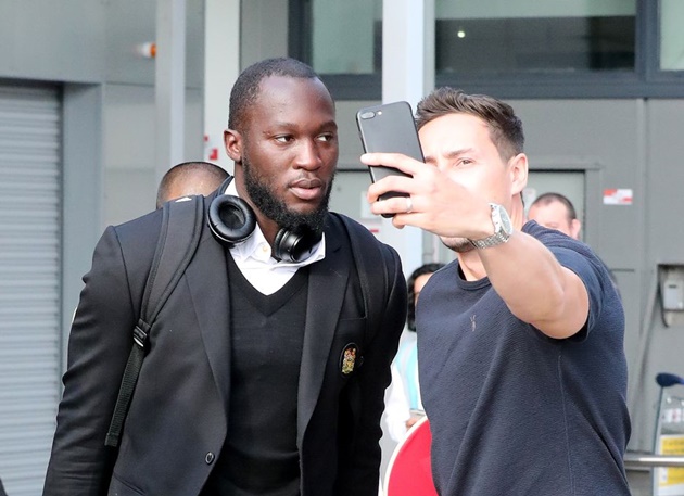 1 cái tên khác cũng rục rịch ra đi là Romelu Lukaku. Tuyển thủ Bỉ rõ ràng chẳng thể hài lòng khi dính chấn thương không thể đá bất kỳ phút nào trong tour du đấu, còn quá trình thương thảo giữa Inter Milan và United để anh đến Ý đang đi vào bế tắc. Sự ngán ngẩm của chân sút 26 tuổi thể hiện qua nét mặt chán nản của anh khi 1 fan tiếp cận chụp hình.