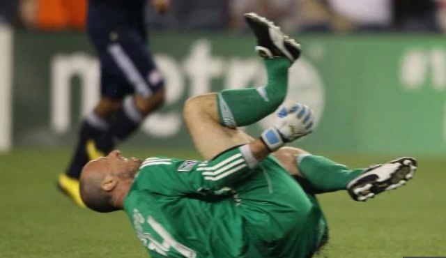 Worst football injuries: Ryan Shawcross suffers horrific pre-season leg break similar to 15 other gruesome incidents - Bóng Đá