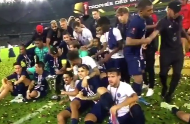 Kylian Mbappe visibly pushes Neymar out of PSG's Super Cup celebrations - Bóng Đá