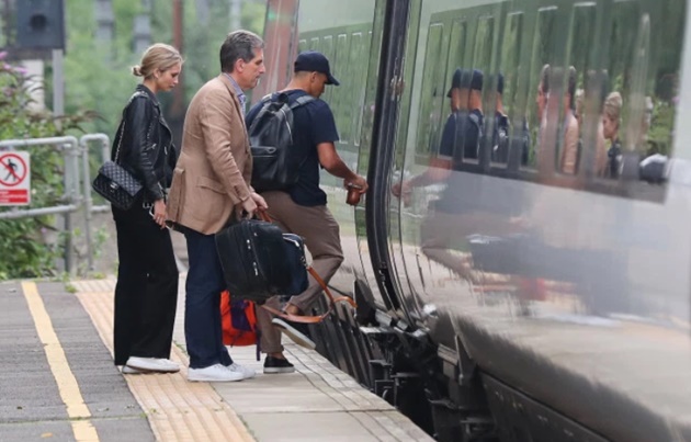 Phải mất 1 tiếng sau, Sanchez cùng mỹ nhân bên cạnh mới có thể di chuyển như mong muốn.