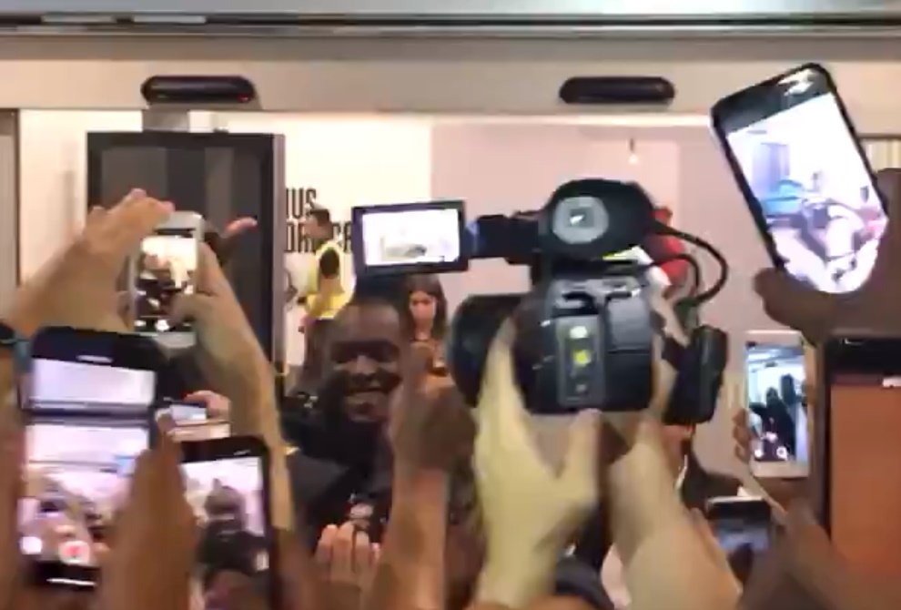 Lukaku đặt chân đến Ý, fan Inter reo hò ở sân bay - Bóng Đá