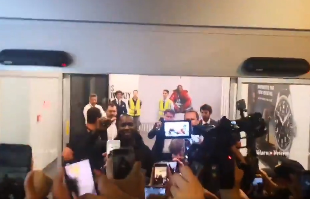 Lukaku đặt chân đến Ý, fan Inter reo hò ở sân bay - Bóng Đá