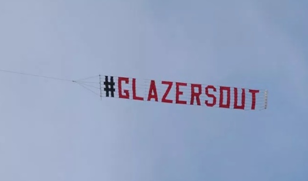 Angry Man Utd fans fly massive #GlazersOut banner over Old Trafford for Chelsea clash with owner Avram looking on - Bóng Đá