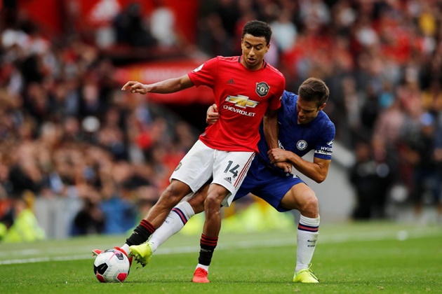 Manchester United star Jesse Lingard surprises local amateur team with full kits, coats and t-shirts for new season - Bóng Đá