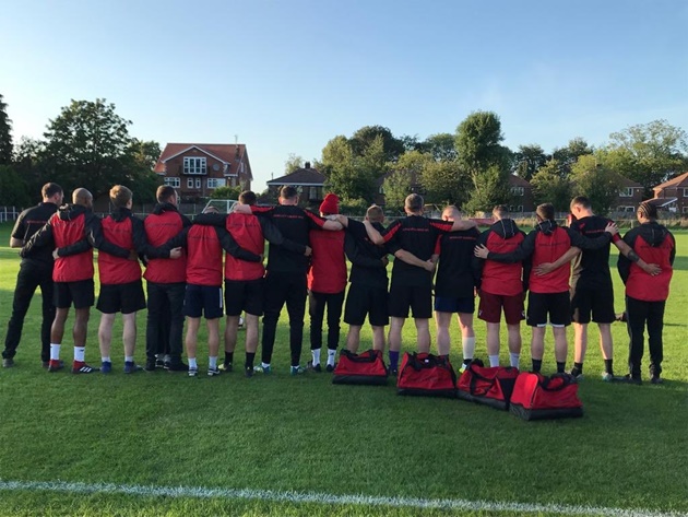 Manchester United star Jesse Lingard surprises local amateur team with full kits, coats and t-shirts for new season - Bóng Đá