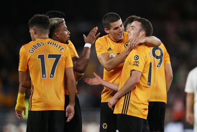Manchester United star Jesse Lingard surprises local amateur team with full kits, coats and t-shirts for new season - Bóng Đá
