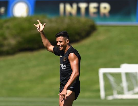Ole Gunnar Solskjaer claims Alexis Sanchez has a future at Manchester United despite Inter Milan move - Bóng Đá