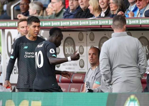 Roberto Firmino's reaction to Sadio Mane and Mohamed Salah after Liverpool beat Burnley - Bóng Đá