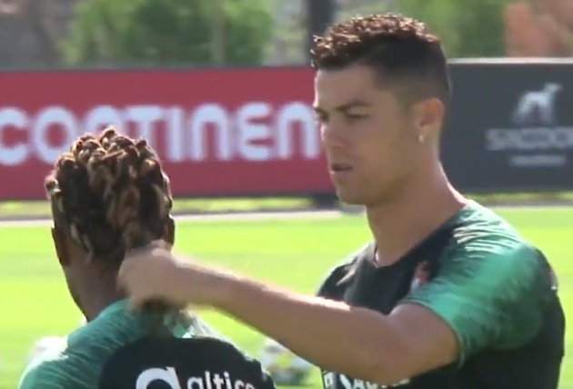Ảnh Bồ Đào Nha tập, Ronaldo ngửi tóc Renato Sanches - Bóng Đá