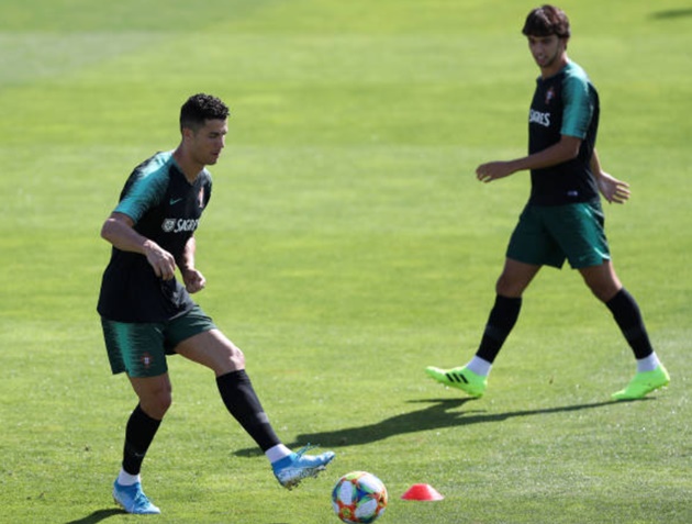 Ảnh Bồ Đào Nha tập, Ronaldo ngửi tóc Renato Sanches - Bóng Đá