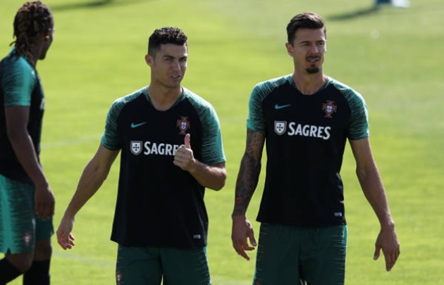Ảnh Bồ Đào Nha tập, Ronaldo ngửi tóc Renato Sanches - Bóng Đá