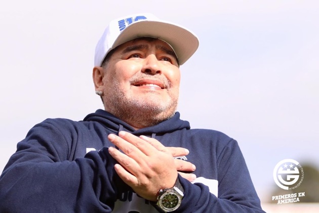  Tearful Diego Maradona leads raucous crowd in anti-English chants as new boss arrives for first training session at Gimnasia's stadium - Bóng Đá