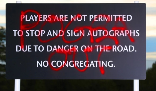‘Pogba Out’ sign outside Man Utd training ground removed as players arrive at Carrington - Bóng Đá