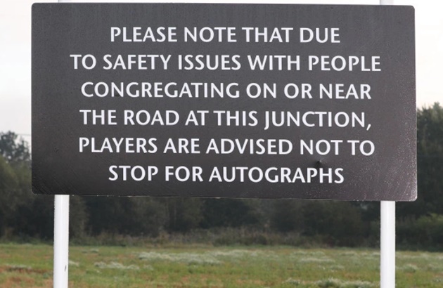 ‘Pogba Out’ sign outside Man Utd training ground removed as players arrive at Carrington - Bóng Đá