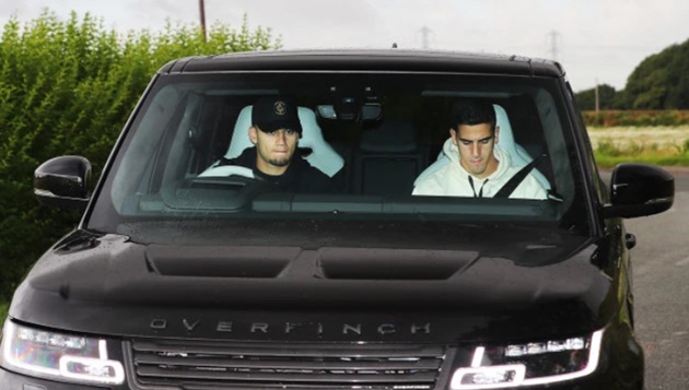 ‘Pogba Out’ sign outside Man Utd training ground removed as players arrive at Carrington - Bóng Đá