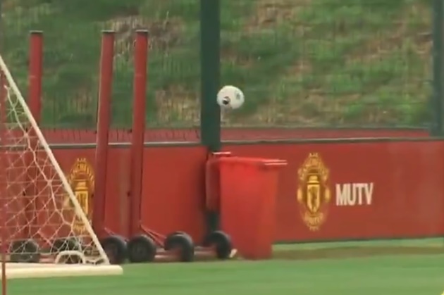 Manchester United: Fans joke about Ole Gunnar Solskjaer still playing for the club - Solskjaer sút bóng vào thùng - Bóng Đá