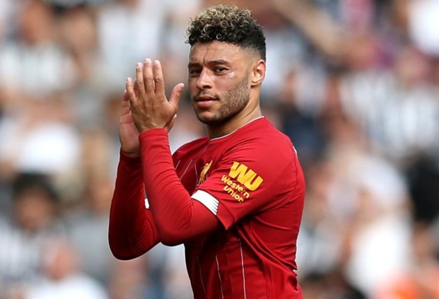 Hậu vệ phải: Alex Oxlade-Chamberlain. Cầu thủ đa năng người Anh góp mặt trên ghế dự bị ở thất bại 0-2 của Liverpool trước Napoli 2 ngày trước.