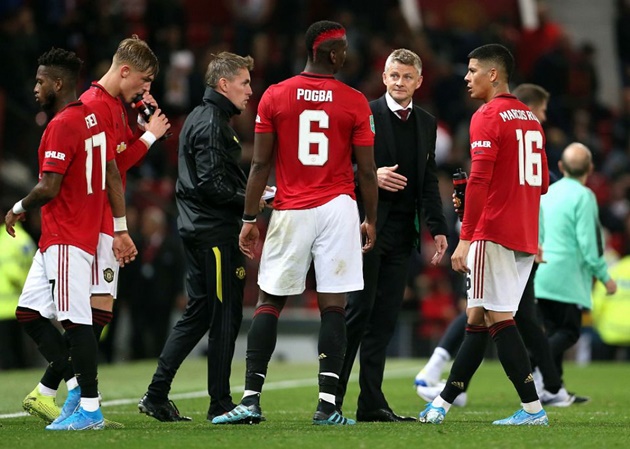 Manchester United players question Ole Gunnar Solskjaer’s decision to hand Axel Tuanzebe captaincy   - Bóng Đá
