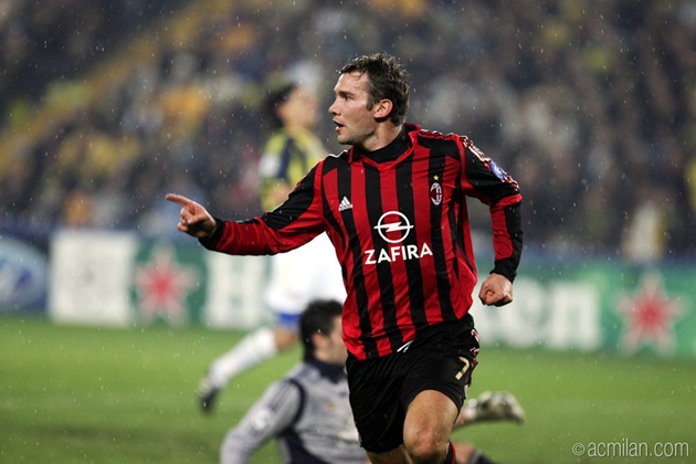 9. "Sát thủ" Andriy Shevchenko từng rực sáng buộc thủ thành Fenerbahce phải vào lưới nhặt bóng tới 4 lần trong 1 trận.