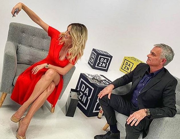 Stunning Italian TV presenter Diletta Leotta wags finger and puts thumbs down as Napoli fans sing ‘get your t*** out’ - Bóng Đá
