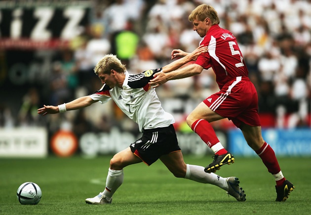 Năm 2004, chàng tiền vệ trẻ được triệu tập vào thành phần tuyển Đức dự tranh Euro 2004, giải đấu Die Mannschaft bất ngờ bị loại ngay từ vòng đấu bảng.