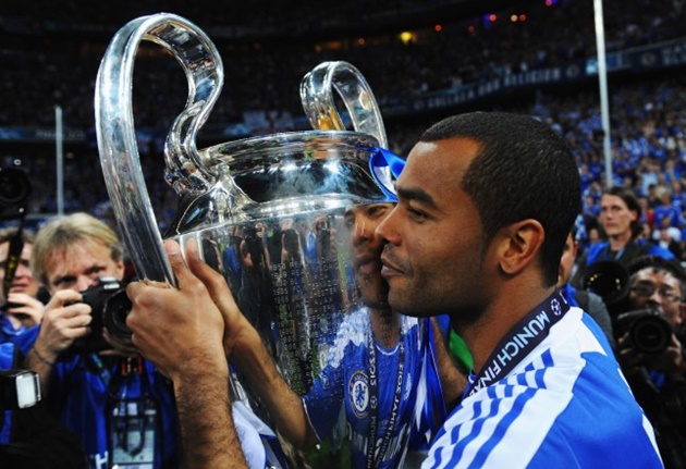 Hậu vệ: Ashley Cole. Hậu vệ trái xuất sắc nhất của xứ Sương Mù một thời khép lại hành trình 20 năm sự nghiệp quần đùi áo số.