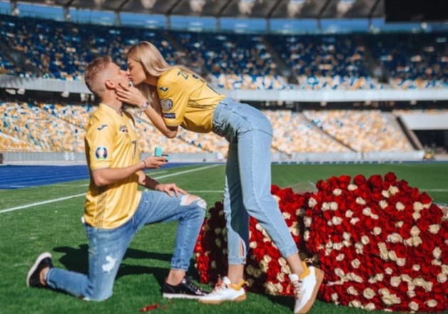 Zinchenko proposes to stunning girlfriend in stadium hours after kissing her live on TV following Ukraine’s Euros spot - Bóng Đá