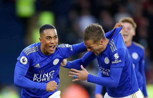 Leicester City fans pay tribute to Vichai Srivaddhanaprabha as Foxes mark year since late owner died in tragic helicopter crash - Bóng Đá