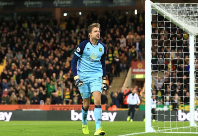 Cuối hiệp đấu, thủ thành Hà Lan tiếp tục là người hùng của Norwich. The Canaries thêm một lần bị trọng tài Stuart Attwell thổi phạt penalty nhưng cũng là thêm một lần Krul bay người cản phá xuất thần, chặn đứng cú sút 11 mét của Anthony Martial.