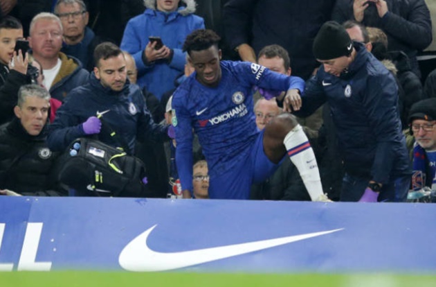 Brandon Williams kéo ngã Hudson-Odoi - Bóng Đá