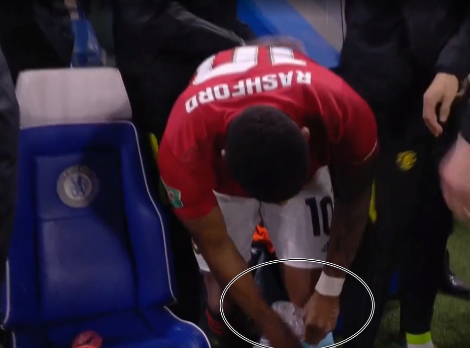 Rashford chườm đá chân - Bóng Đá