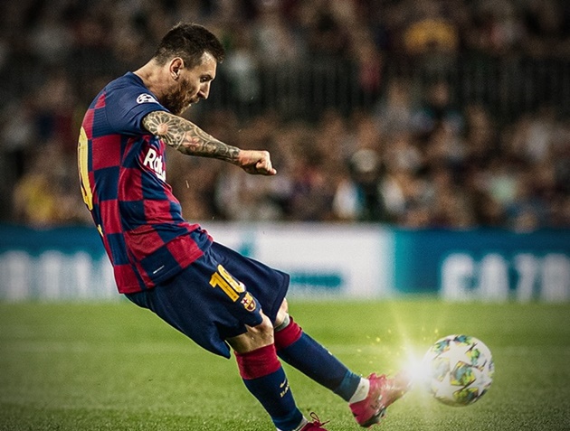 10. Lionel Messi. Không có gì để bàn nhiều về Messi, đơn giản bởi anh đã cùng Cristiano Ronaldo ngự trị trên đỉnh bóng đá đương đại suốt 1 thập kỷ qua. La Pulga cán mốc 500 bàn ghi được bằng chân trái cho Barcelona cách đây không lâu.