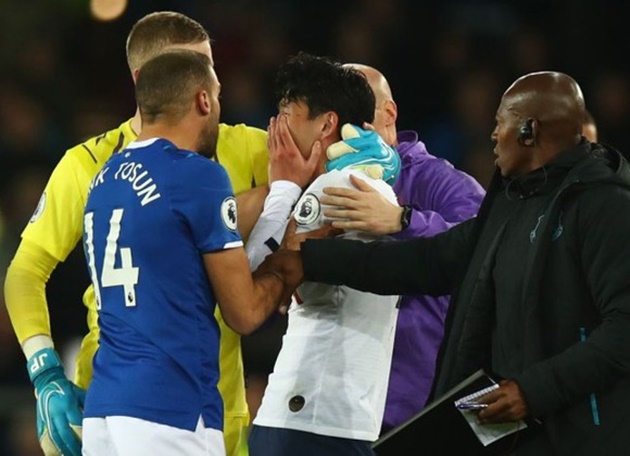 Lập tức BTC Premier League đã ra thông báo giải thích được Sky Sports trích dẫn: "Thẻ đỏ rút ra bởi trọng tài trên sân với Son là vì sự nguy hại đến an toàn của 1 cầu thủ, điều diễn ra như hệ quả của pha tranh chấp ban đầu của cậu ấy."