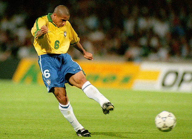 1. Roberto Carlos. Trong sự nghiệp cầu thủ của mình, 'máy dội bom' Real Madrid và ĐTQG Brazil đã gieo rắc kinh hoàng lên không ít hàng thủ, với những cú sút xa bằng chân trái như búa bổ.