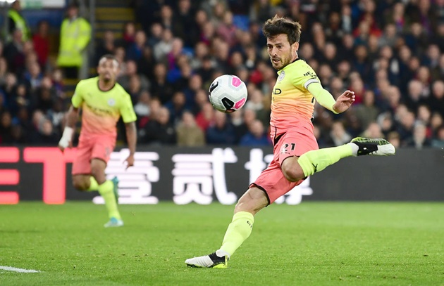 2. David Silva. Không sở hữu vóc dáng lý tưởng, nhưng cái chân trái khéo léo, khả năng xử lý uyển chuyển và khối óc tổ chức thiên tài đã biến Silva thành bộ não tuyến giữa bậc thầy của bóng đá Châu Âu nhiều năm qua.