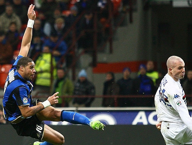 9. Adriano. Những cú sút chân trái uy lực của "Hoàng đế" luôn là bài toán khó giải, dù thủ thành đối thủ xuất sắc đến mấy.