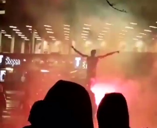 Ibrahimovic statue set on fire by angry Malmo supporters after Hammarby deal confirmed - Bóng Đá