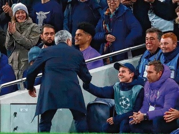 Spurs ballboy who ‘assisted’ Kane goal and was hugged by Mourinho joins team for pre-match meal - Bóng Đá